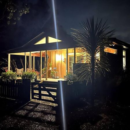 Oakura Pond Cottage - A Unique Kiwi Holiday Bach Екстериор снимка