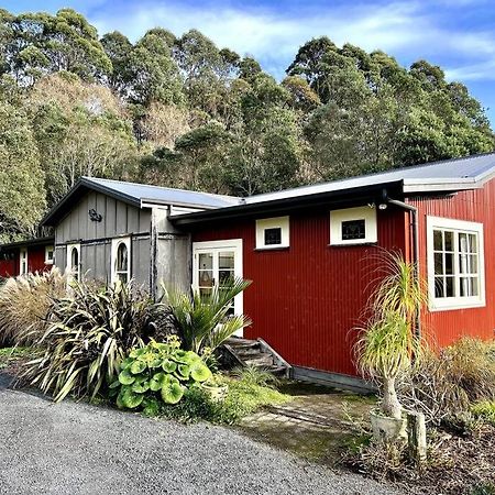 Oakura Pond Cottage - A Unique Kiwi Holiday Bach Екстериор снимка