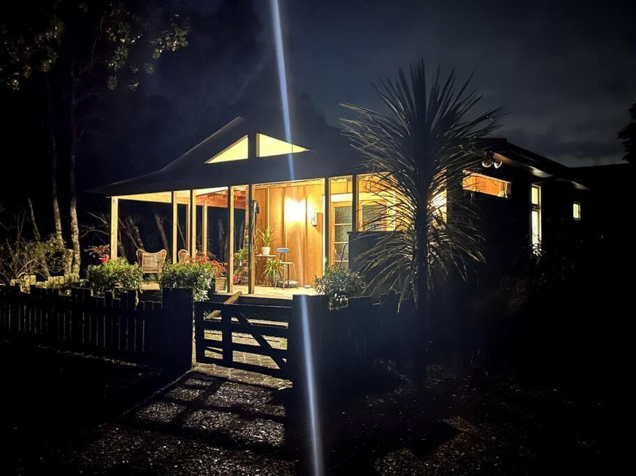 Oakura Pond Cottage - A Unique Kiwi Holiday Bach Екстериор снимка