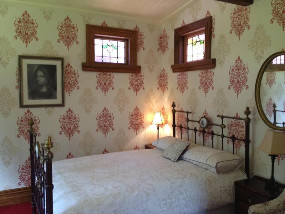 Oakura Pond Cottage - A Unique Kiwi Holiday Bach Екстериор снимка