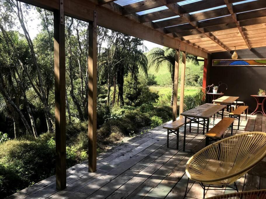 Oakura Pond Cottage - A Unique Kiwi Holiday Bach Екстериор снимка