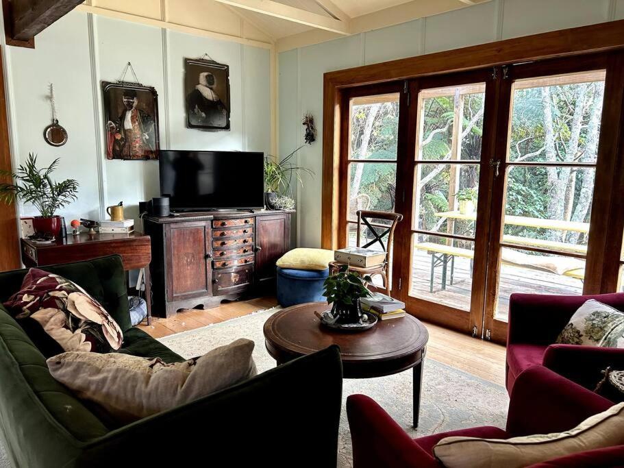 Oakura Pond Cottage - A Unique Kiwi Holiday Bach Екстериор снимка