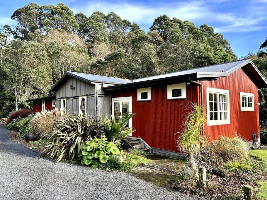 Oakura Pond Cottage - A Unique Kiwi Holiday Bach Екстериор снимка